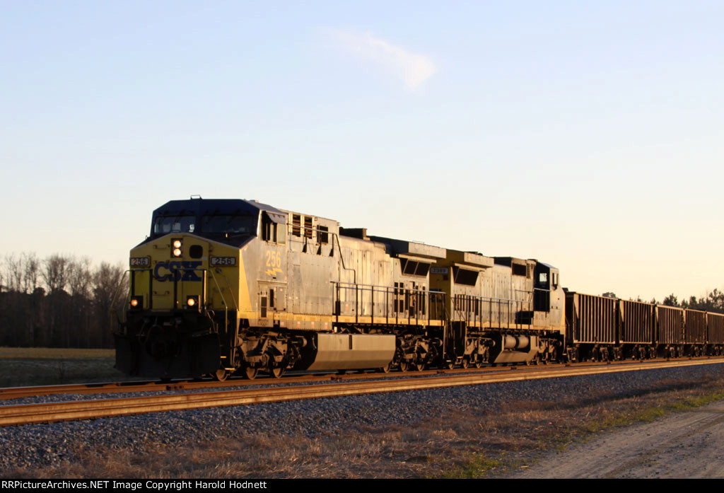 CSX 256 leads train W089 nortbound